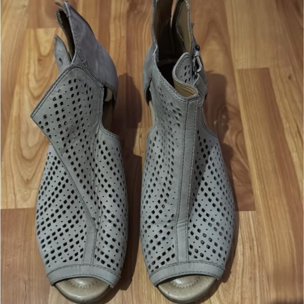 Women’s shoes